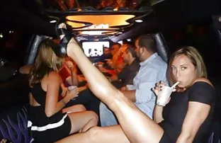XXX Mayor mesum mahasiswa mabuk berusia 18 tahun di toilet klub sexx indo terbaru