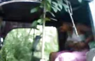 XXX Orang itu sedang meniduri orang asing di belakang kafe mesum indo baru